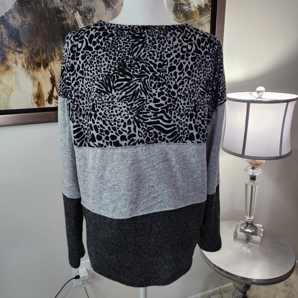Absolutly Famous Black/Grey Leopard Print Sweater w Peephole Neck… - Picture 2 of 5